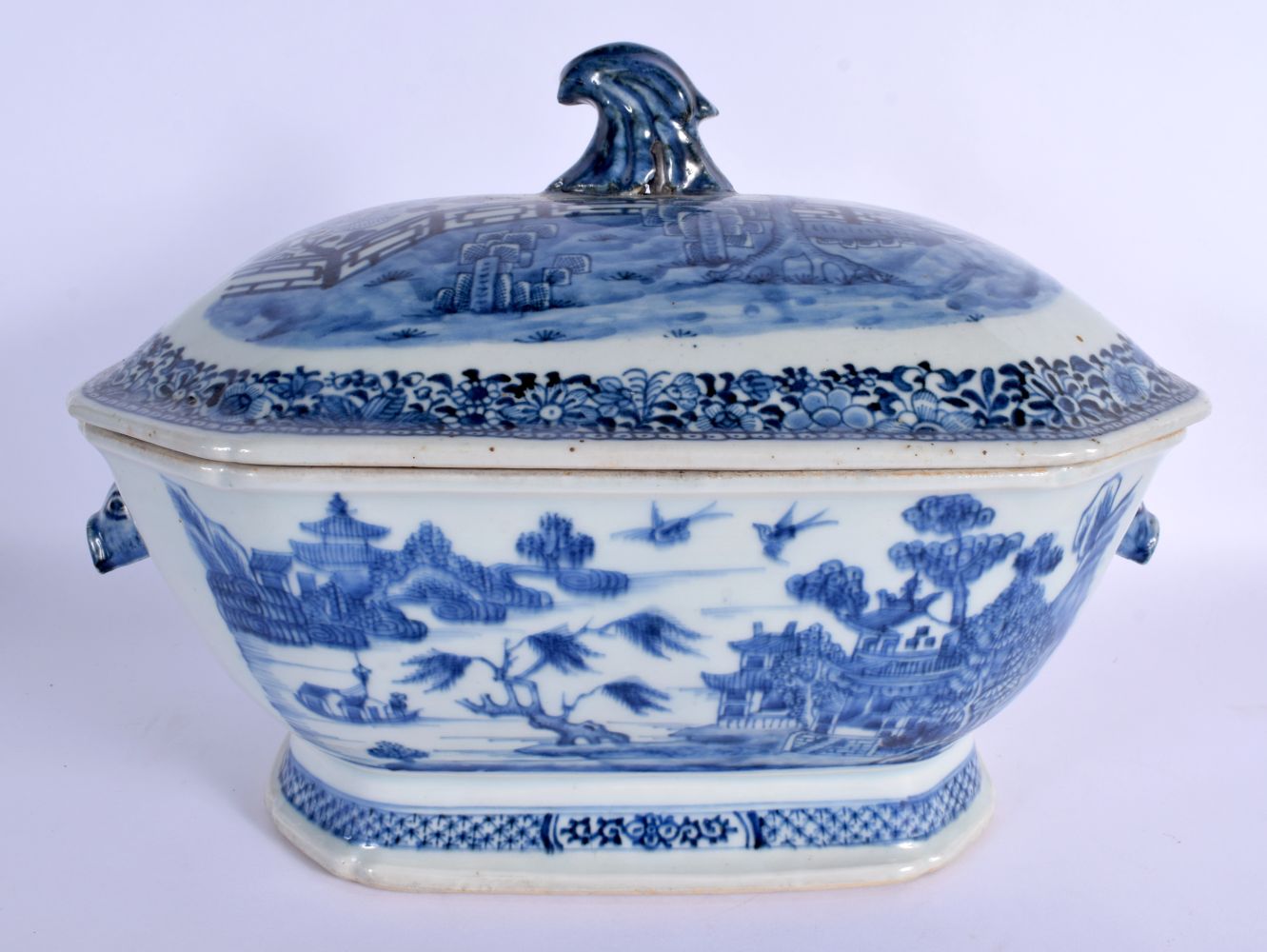 A GOOD LARGE 18TH CENTURY CHINESE BLUE AND WHITE EXPORT TUREEN AND COVER with matching stand. 38 cm - Bild 2 aus 40