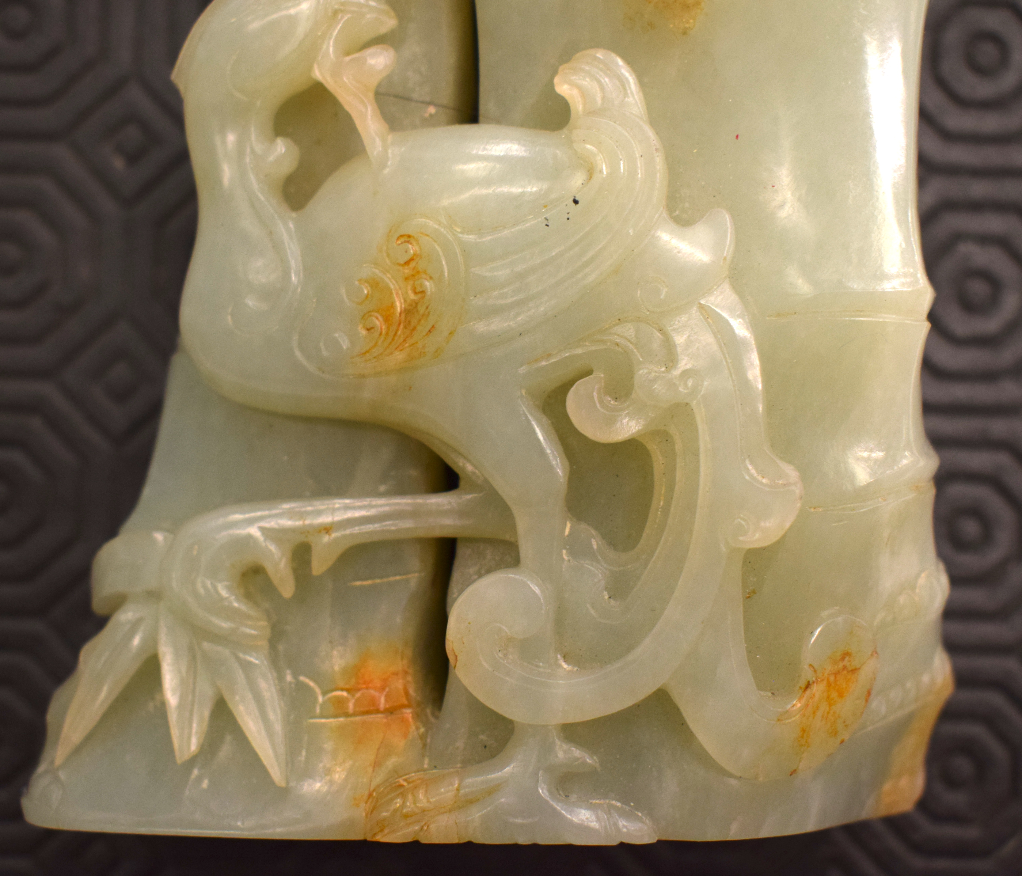 A FINE 19TH CENTURY CHINESE CARVED GREEN JADE VASE Qing, overlaid with phoenix birds and lingzhi fun - Bild 6 aus 16