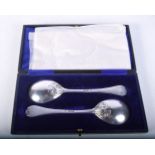 A CASED PAIR OF SILVER SPOONS. London 1913. 79 grams. 18 cm long.