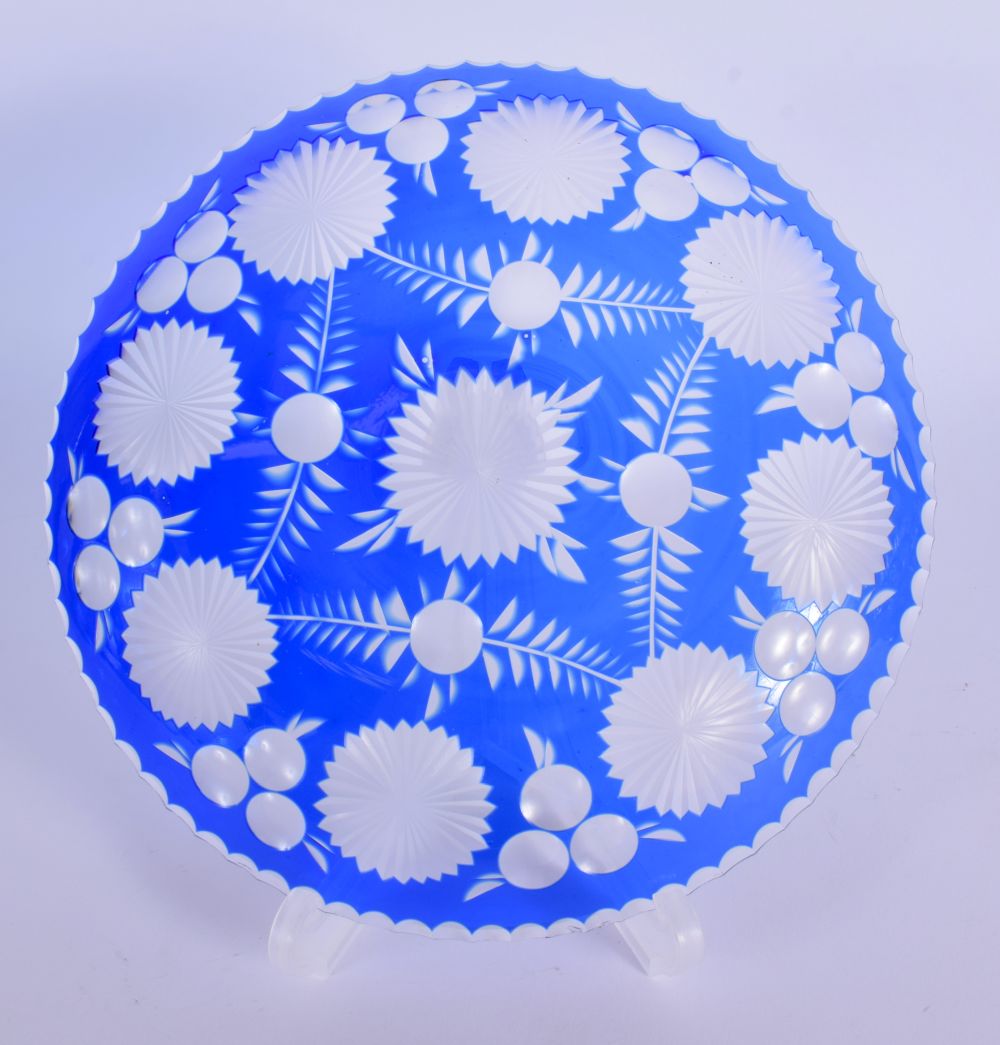 FOUR BOHEMIAN BLUE FLASH GLASS ITEMS including a thistle cut bowl. Largest 30 cm high. (4) - Bild 5 aus 11