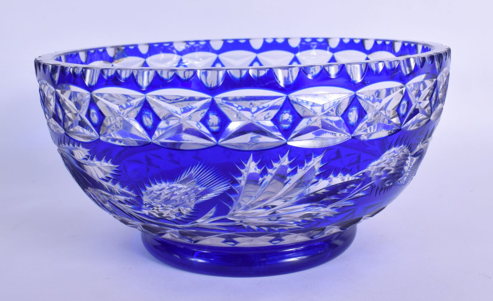 FOUR BOHEMIAN BLUE FLASH GLASS ITEMS including a thistle cut bowl. Largest 30 cm high. (4) - Bild 7 aus 11