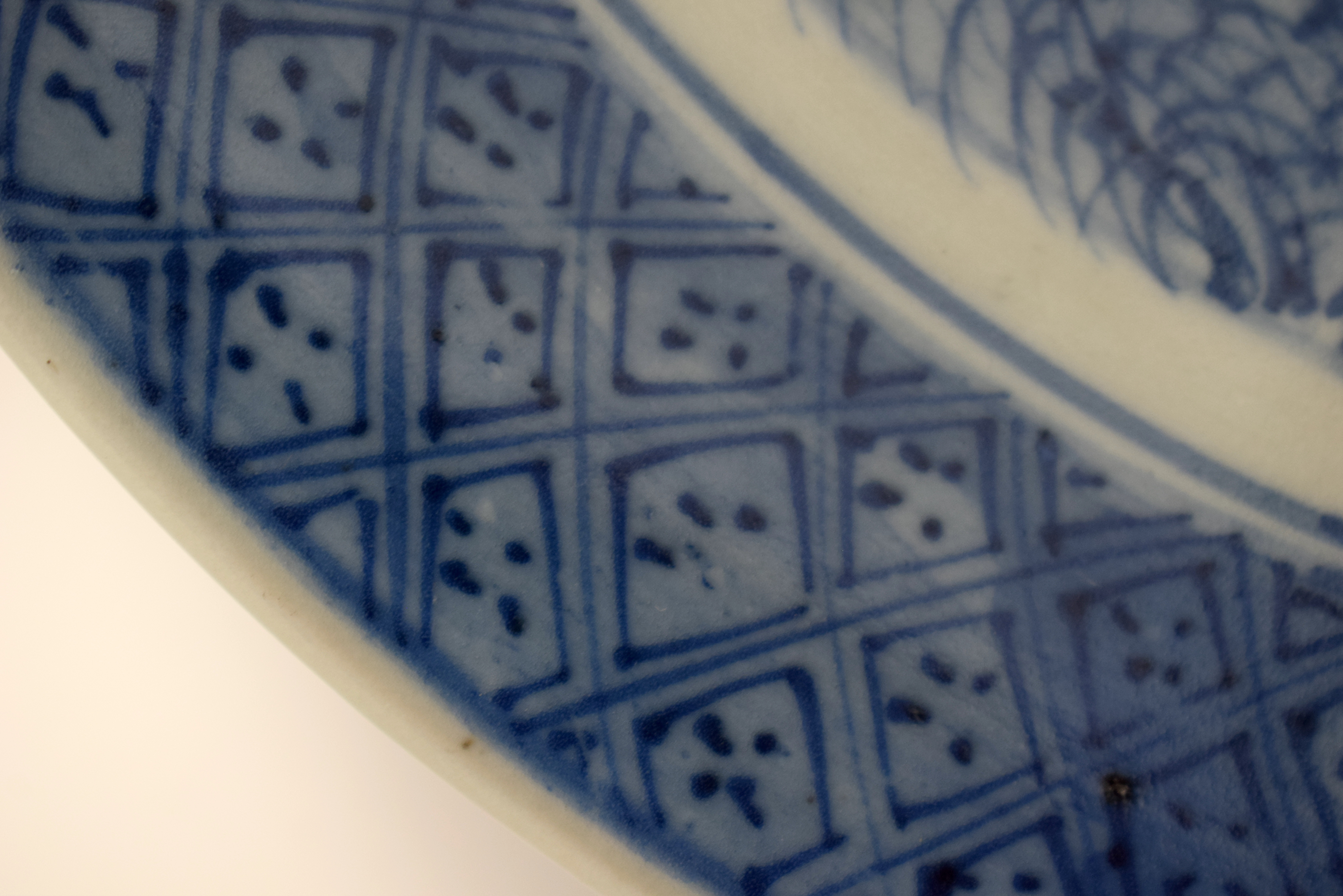 A LARGE 19TH CENTURY CHINESE BLUE AND WHITE PORCELAIN DISH Qing, painted with landscapes. 28.5 cm di - Bild 7 aus 20