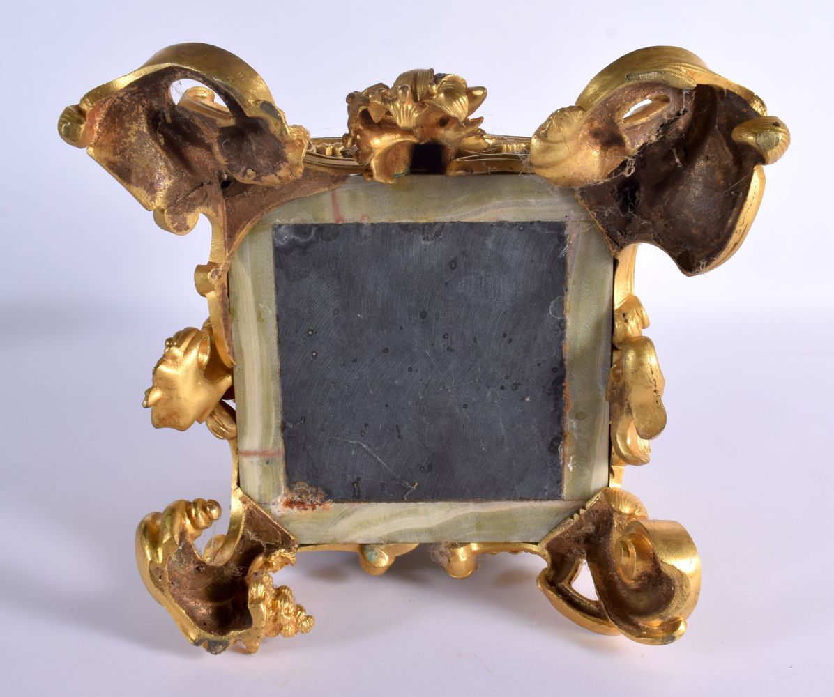 A FINE EARLY 20TH CENTURY FRENCH ORMOLU AND ONYX SQUARE FORM VASE overlaid with foliage and vines. 2 - Bild 6 aus 6