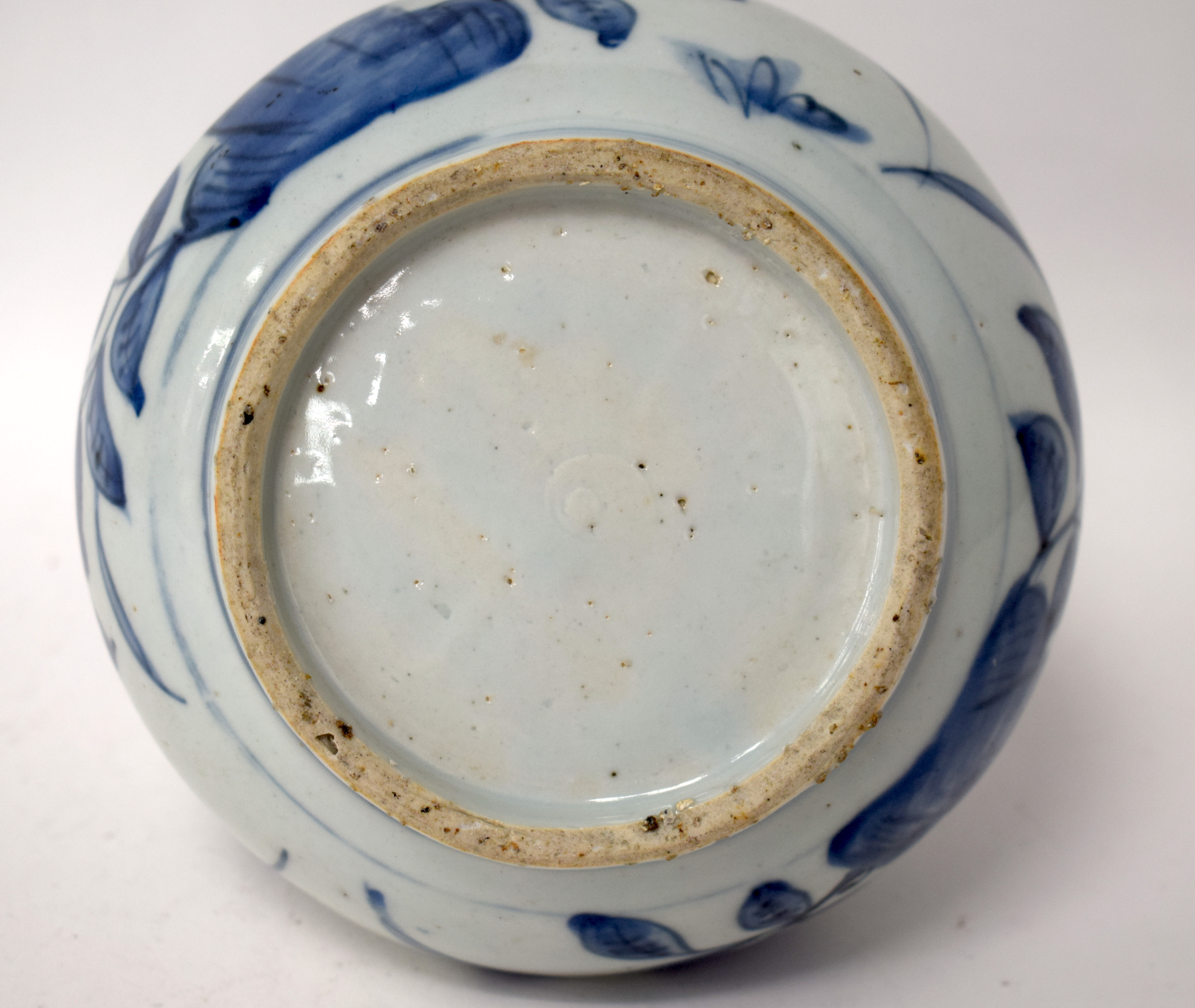 A 17TH CENTURY CHINESE BLUE AND WHITE PORCELAIN KENDI Ming, painted with birds amongst foliage and v - Bild 15 aus 17