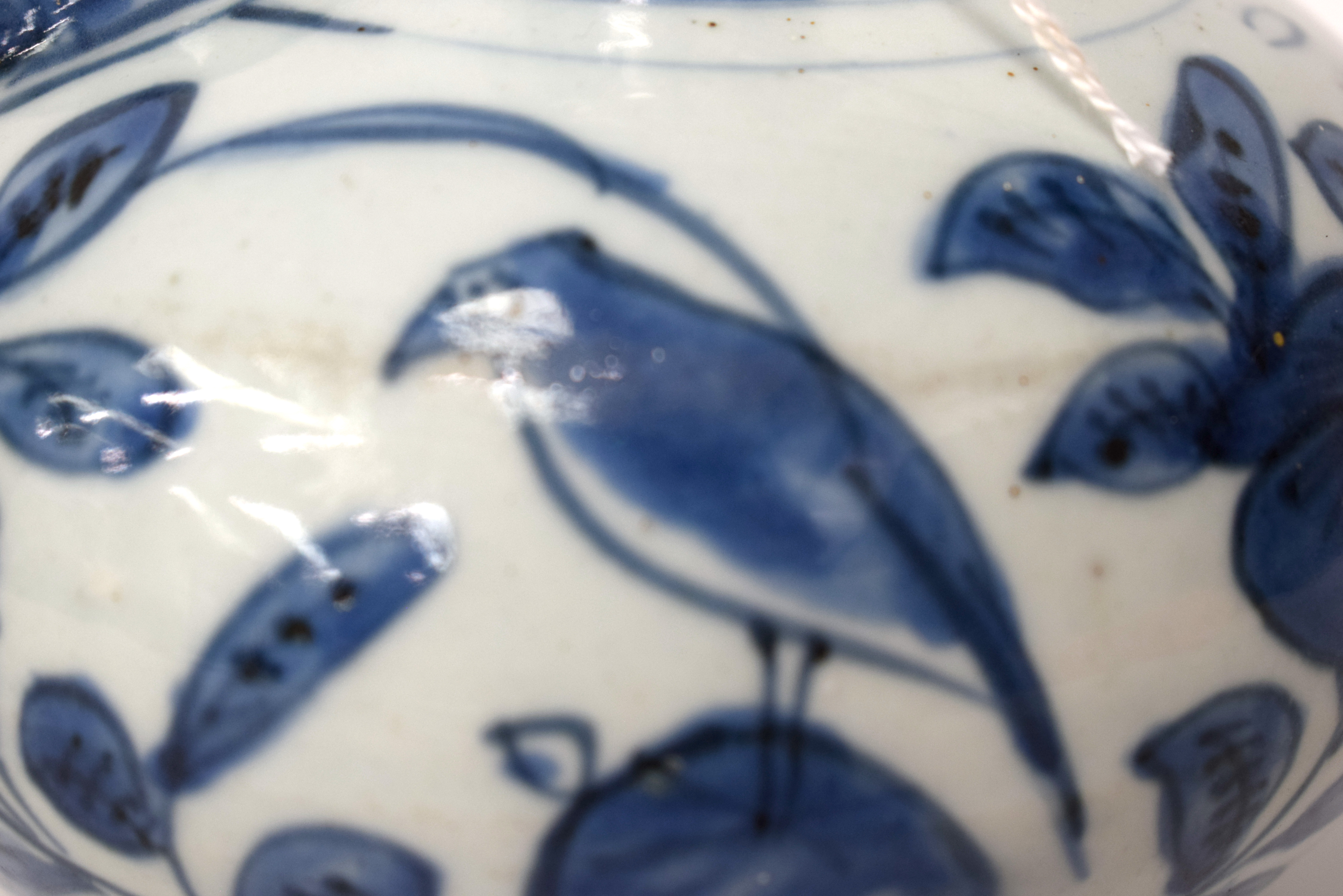 A 17TH CENTURY CHINESE BLUE AND WHITE PORCELAIN KENDI Ming, painted with birds amongst foliage and v - Bild 6 aus 17