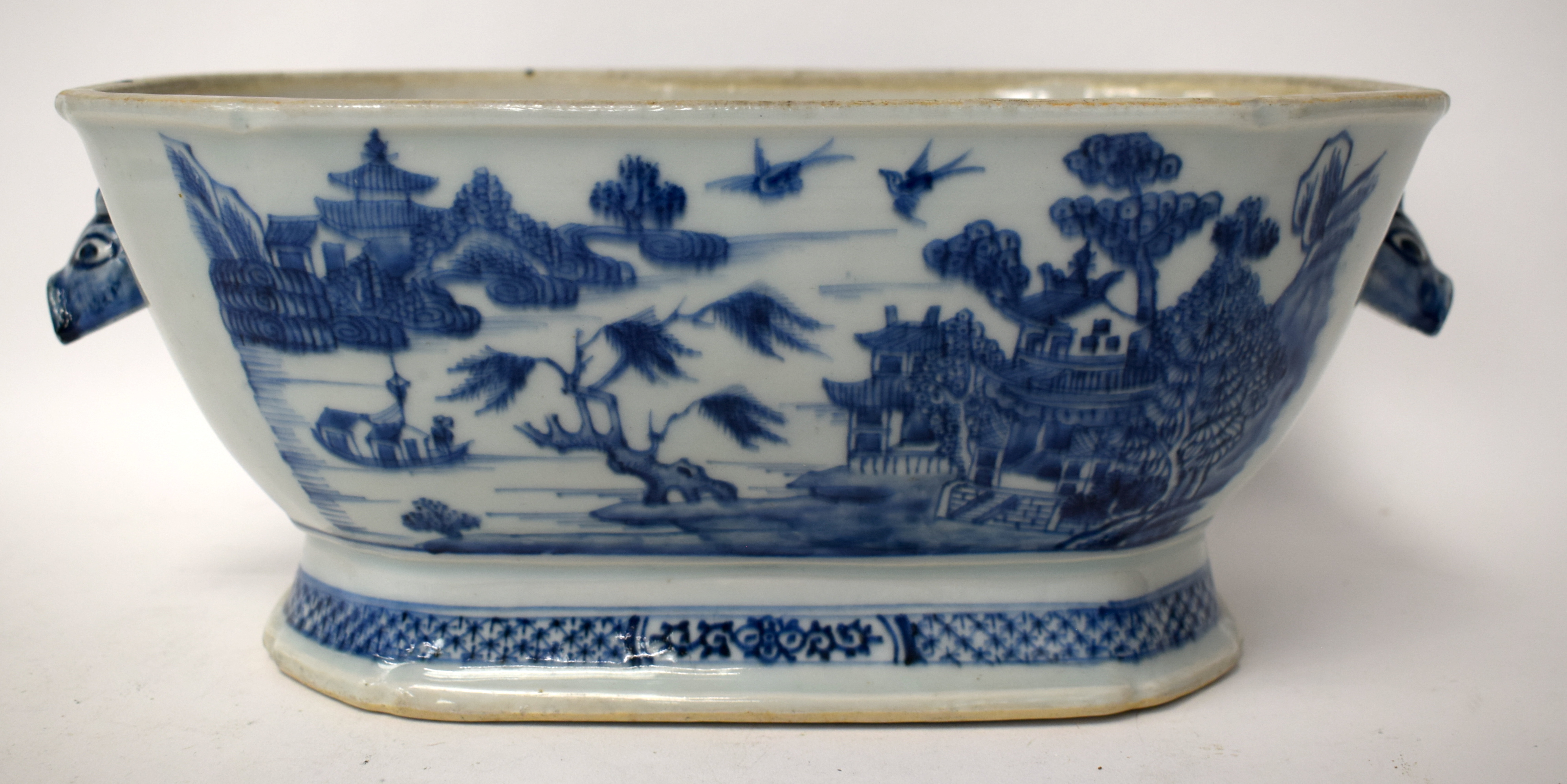 A GOOD LARGE 18TH CENTURY CHINESE BLUE AND WHITE EXPORT TUREEN AND COVER with matching stand. 38 cm - Bild 27 aus 40