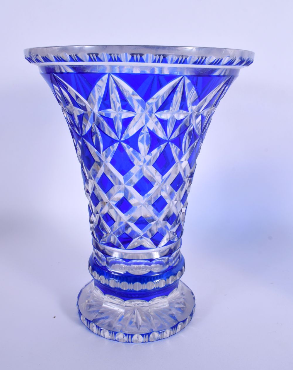 FOUR BOHEMIAN BLUE FLASH GLASS ITEMS including a thistle cut bowl. Largest 30 cm high. (4) - Bild 3 aus 11