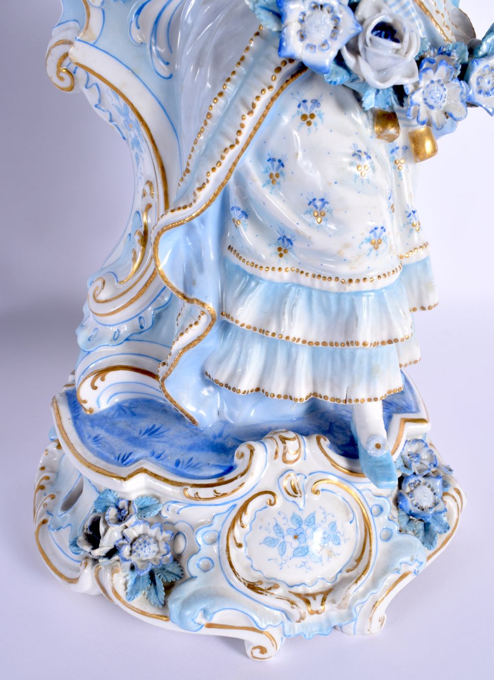 A GOOD LARGE PAIR OF 19TH CENTURY GERMAN BLUE AND WHITE PORCELAIN FIGURES modelled as a female and f - Bild 8 aus 11