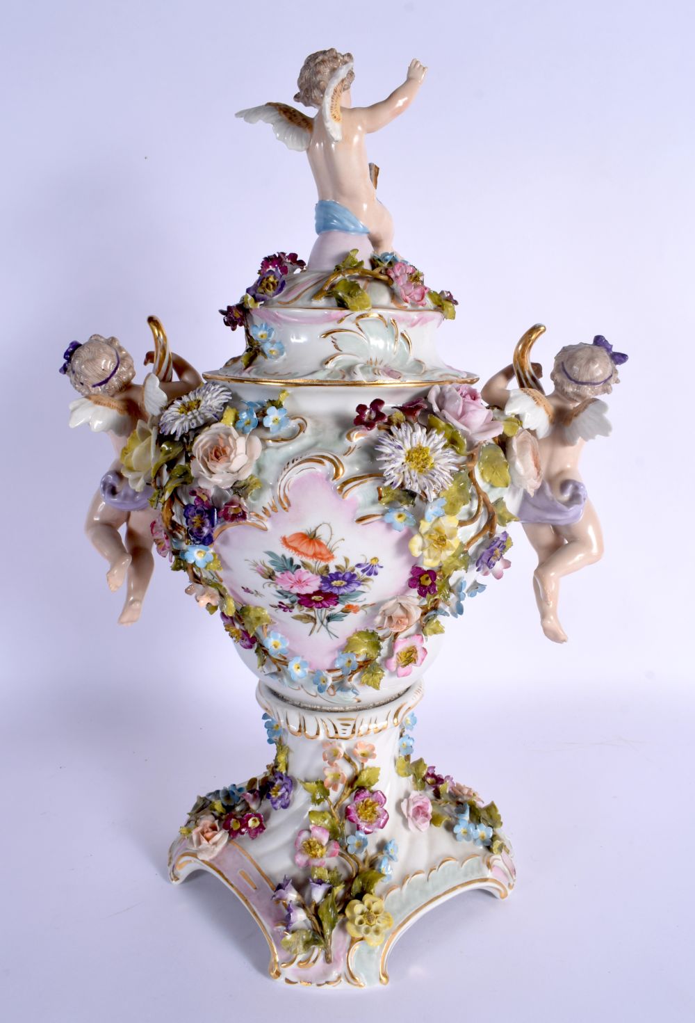 A LARGE EARLY 20TH CENTURY GERMAN PORCELAIN VASE AND COVER with figural cherub supports. 42 cm x 24 - Bild 6 aus 9