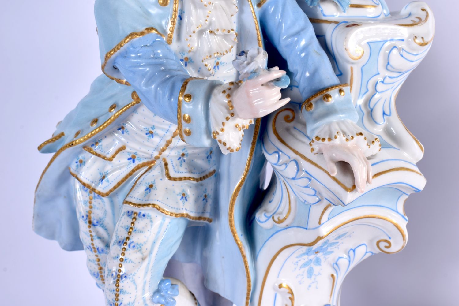 A GOOD LARGE PAIR OF 19TH CENTURY GERMAN BLUE AND WHITE PORCELAIN FIGURES modelled as a female and f - Bild 4 aus 11