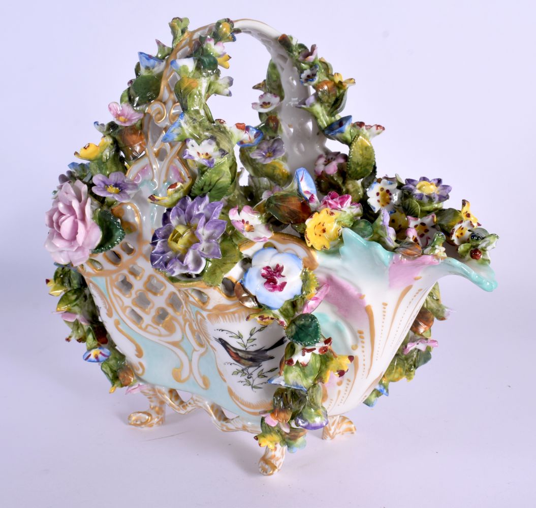 A MID 19TH CENTURY CONTINENTAL PORCELAIN BASKET encrusted all over with foliage, painted with birds. - Bild 2 aus 6