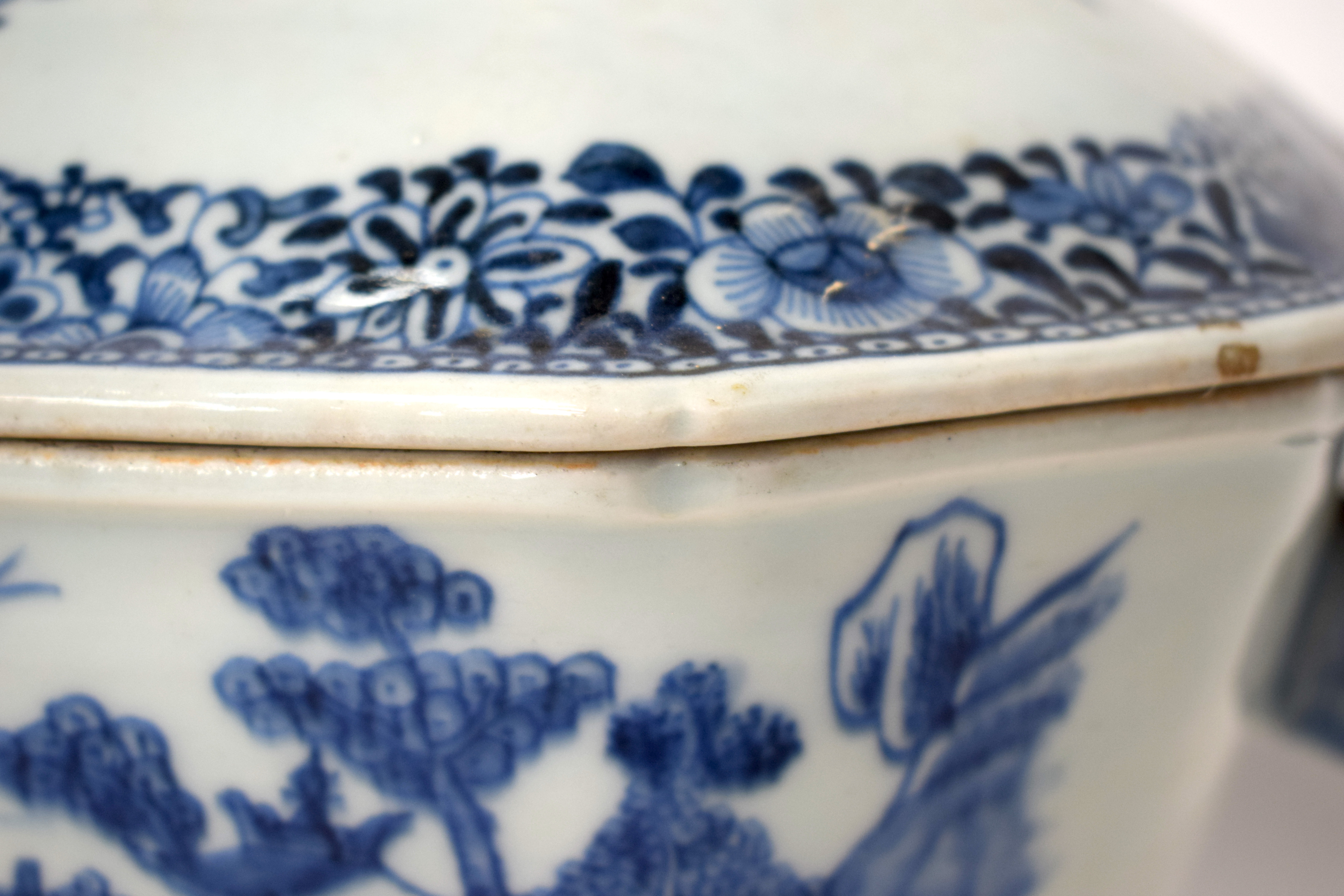 A GOOD LARGE 18TH CENTURY CHINESE BLUE AND WHITE EXPORT TUREEN AND COVER with matching stand. 38 cm - Bild 13 aus 40