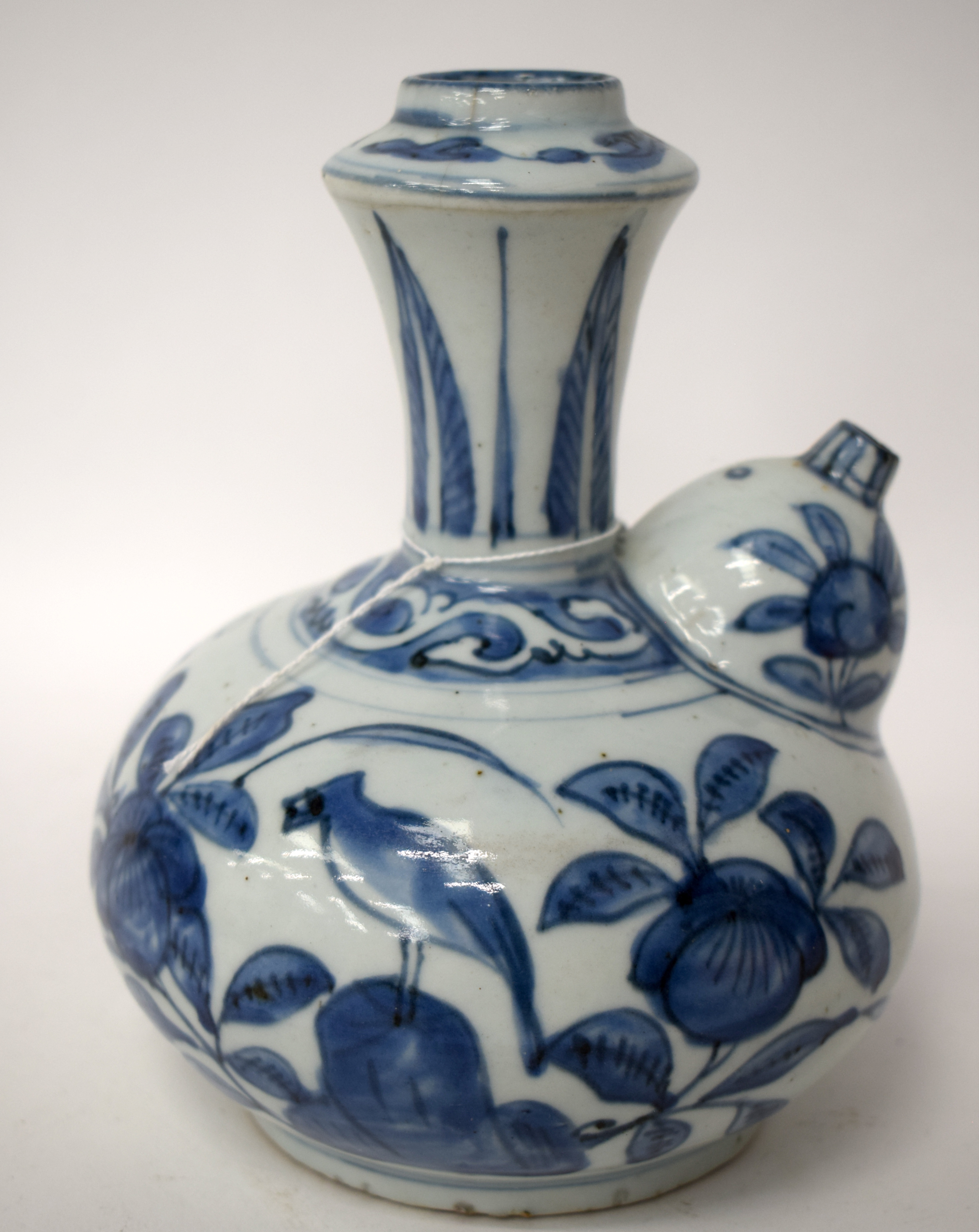 A 17TH CENTURY CHINESE BLUE AND WHITE PORCELAIN KENDI Ming, painted with birds amongst foliage and v - Bild 17 aus 17