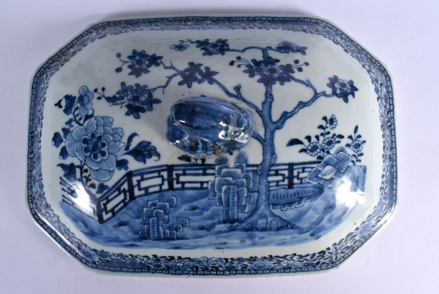 A GOOD LARGE 18TH CENTURY CHINESE BLUE AND WHITE EXPORT TUREEN AND COVER with matching stand. 38 cm - Bild 6 aus 40