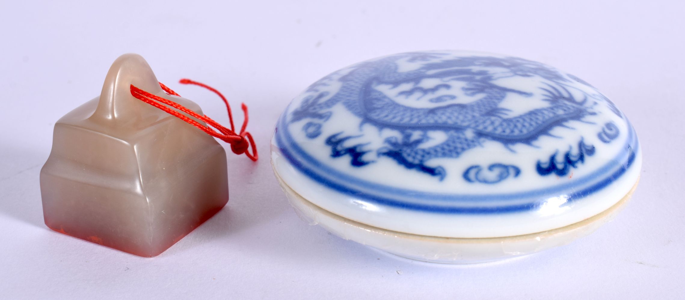 AN EARLY 20TH CENTURY CHINESE CARVED SOAPSTONE SEAL together with a paste box. (2) - Bild 3 aus 5