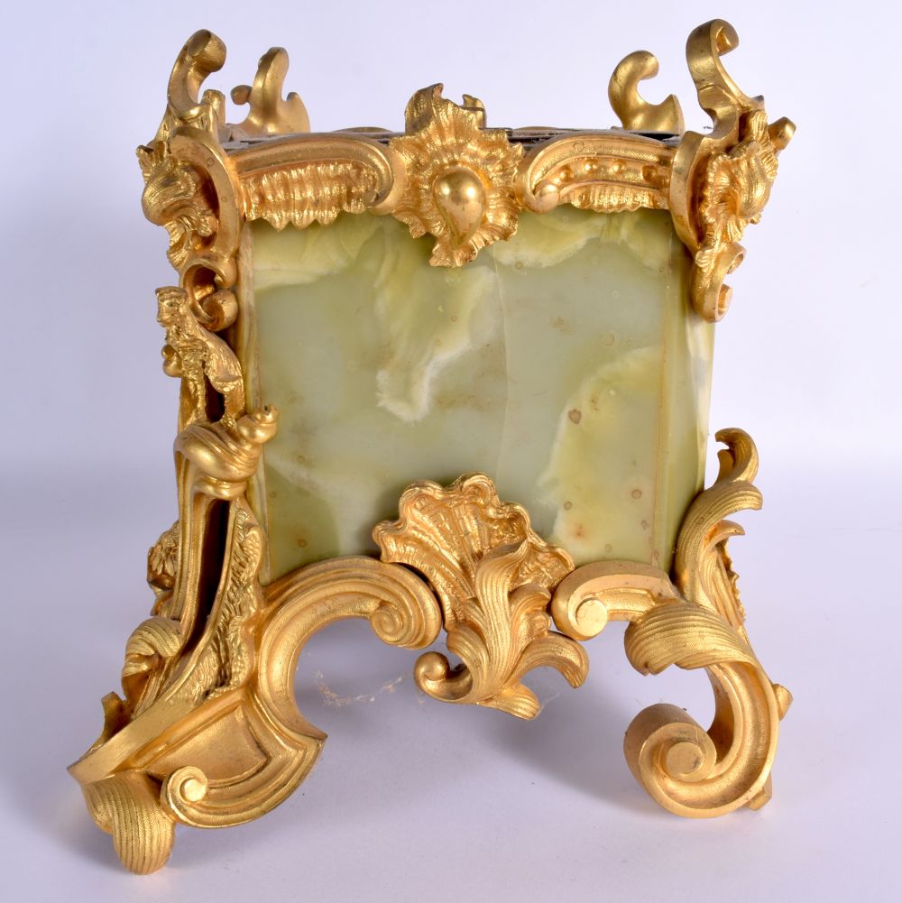A FINE EARLY 20TH CENTURY FRENCH ORMOLU AND ONYX SQUARE FORM VASE overlaid with foliage and vines. 2 - Bild 2 aus 6
