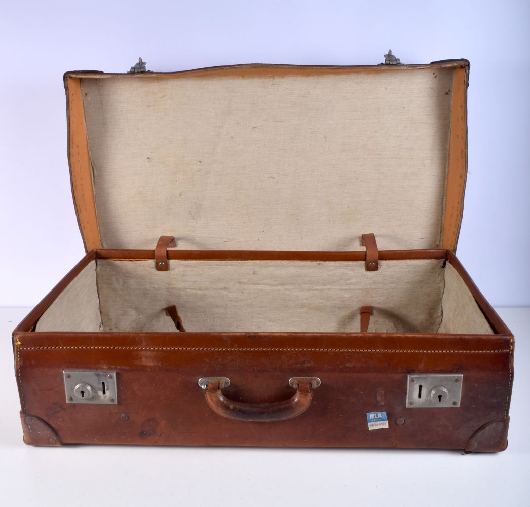 A VINTAGE LEATHER SUITCASE. 70 cm x 38 cm x 18 cm. - Image 2 of 4