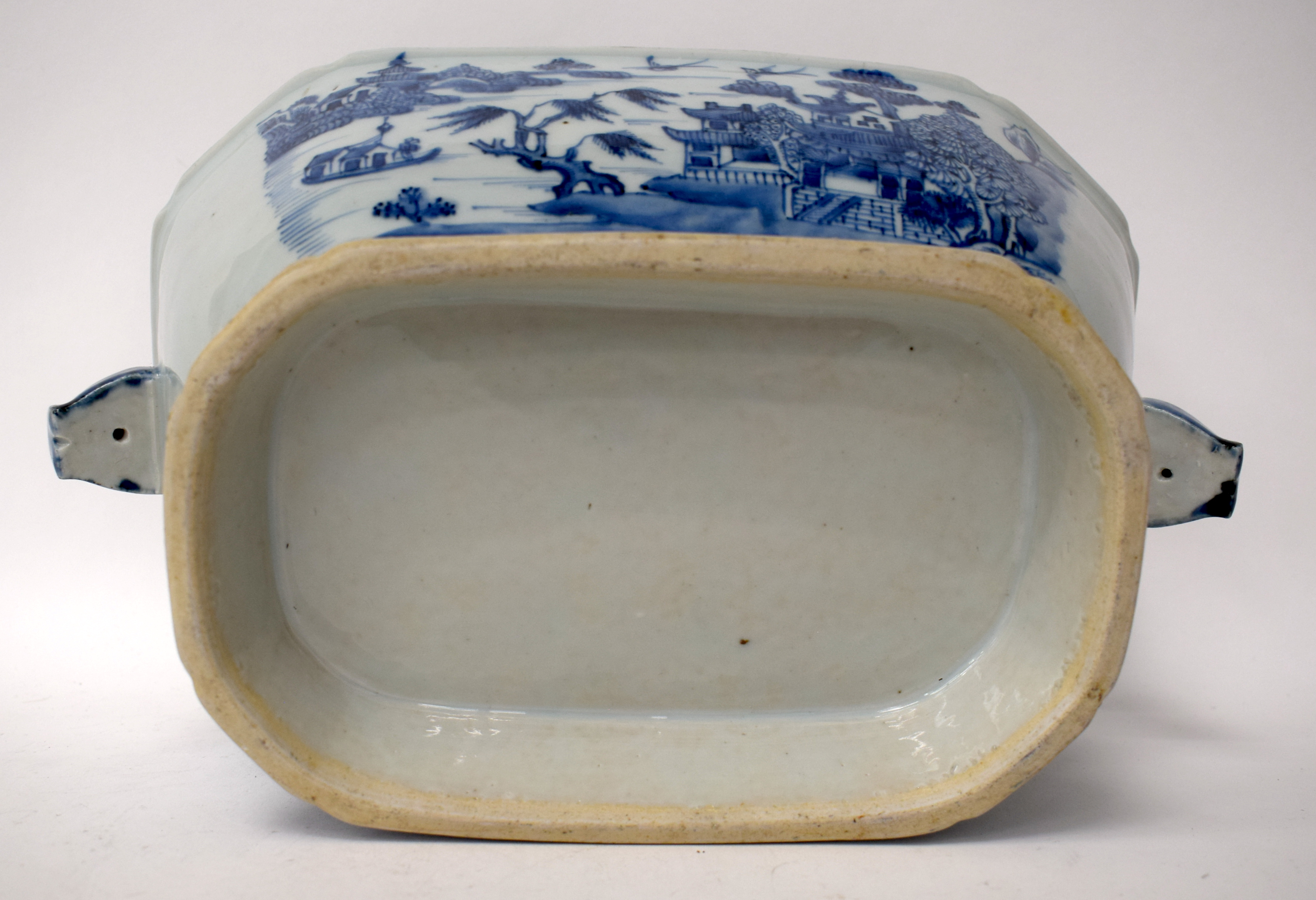 A GOOD LARGE 18TH CENTURY CHINESE BLUE AND WHITE EXPORT TUREEN AND COVER with matching stand. 38 cm - Bild 33 aus 40