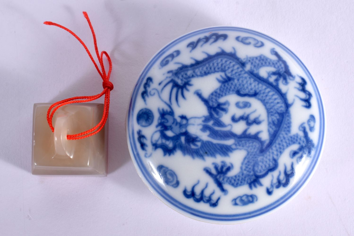 AN EARLY 20TH CENTURY CHINESE CARVED SOAPSTONE SEAL together with a paste box. (2) - Bild 4 aus 5