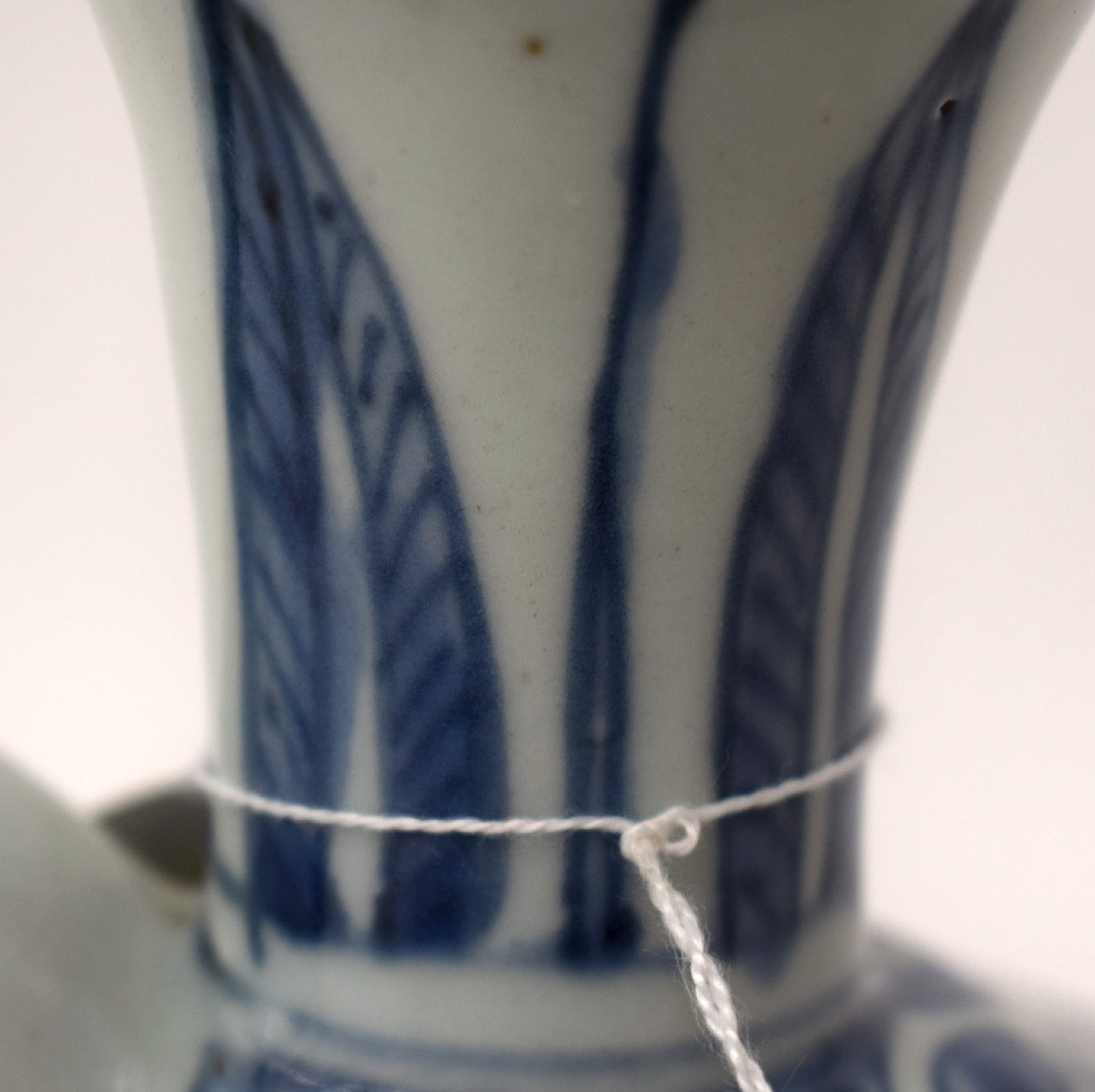 A 17TH CENTURY CHINESE BLUE AND WHITE PORCELAIN KENDI Ming, painted with birds amongst foliage and v - Bild 8 aus 17