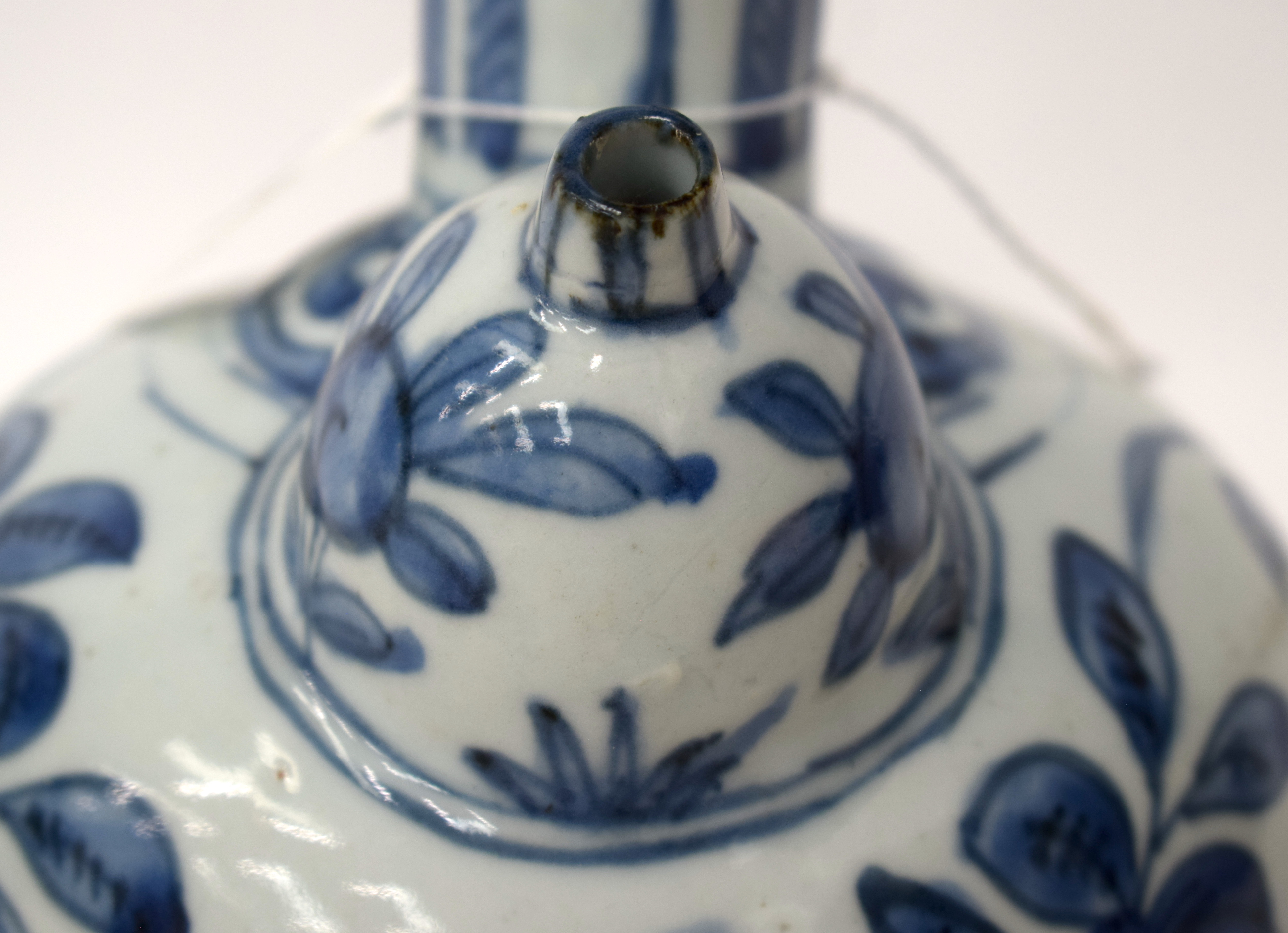 A 17TH CENTURY CHINESE BLUE AND WHITE PORCELAIN KENDI Ming, painted with birds amongst foliage and v - Bild 10 aus 17