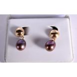 A PAIR OF 18CT GOLD EARRINGS. Stamped 18K, 2.4cm drop, weight 3.2g
