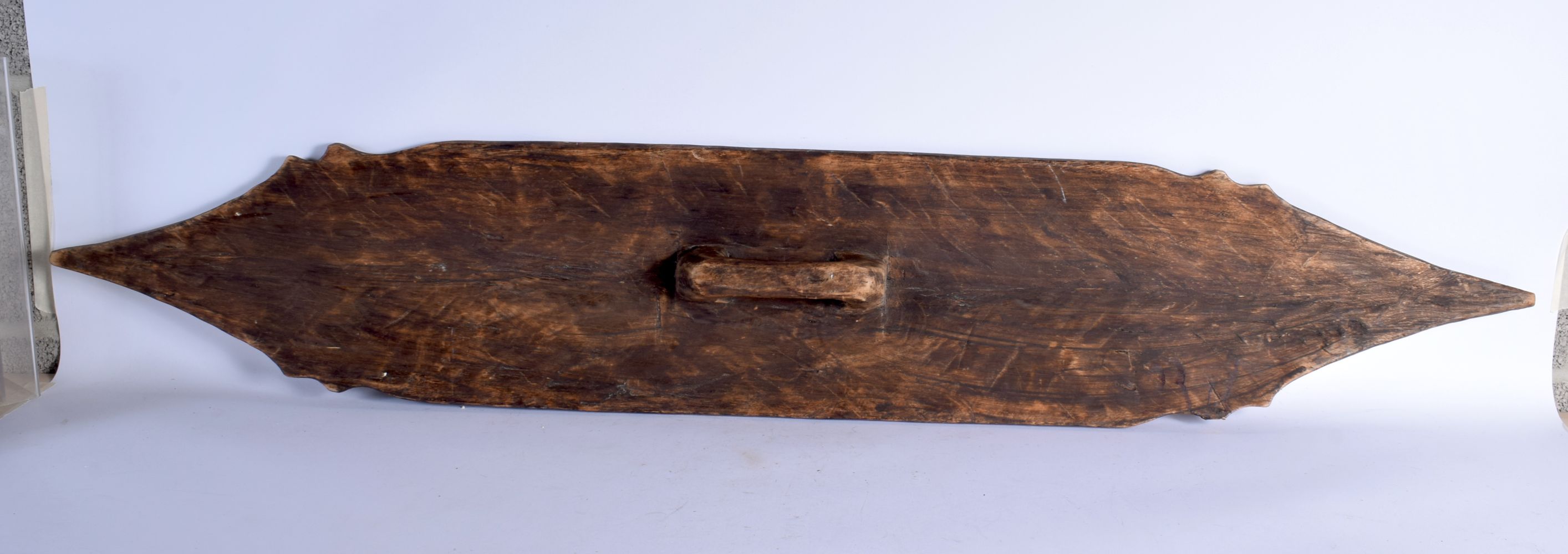 A LARGE VINTAGE TRIBAL CARVED WOOD SHIELD possibly Dayak. 130 cm x 24 cm. - Image 7 of 7