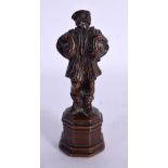 A 17TH/18TH CENTURY EUROPEAN BRONZE modelled as a male holding two birds. 10 cm high.