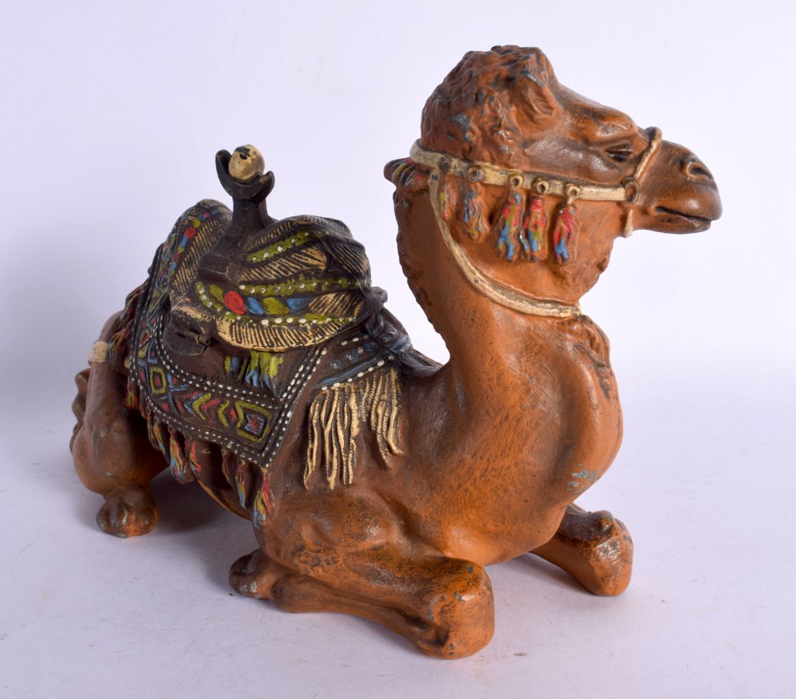 A COLD PAINTED SPELTER CAMEL INKWELL. 18 cm x 16 cm. - Bild 2 aus 5