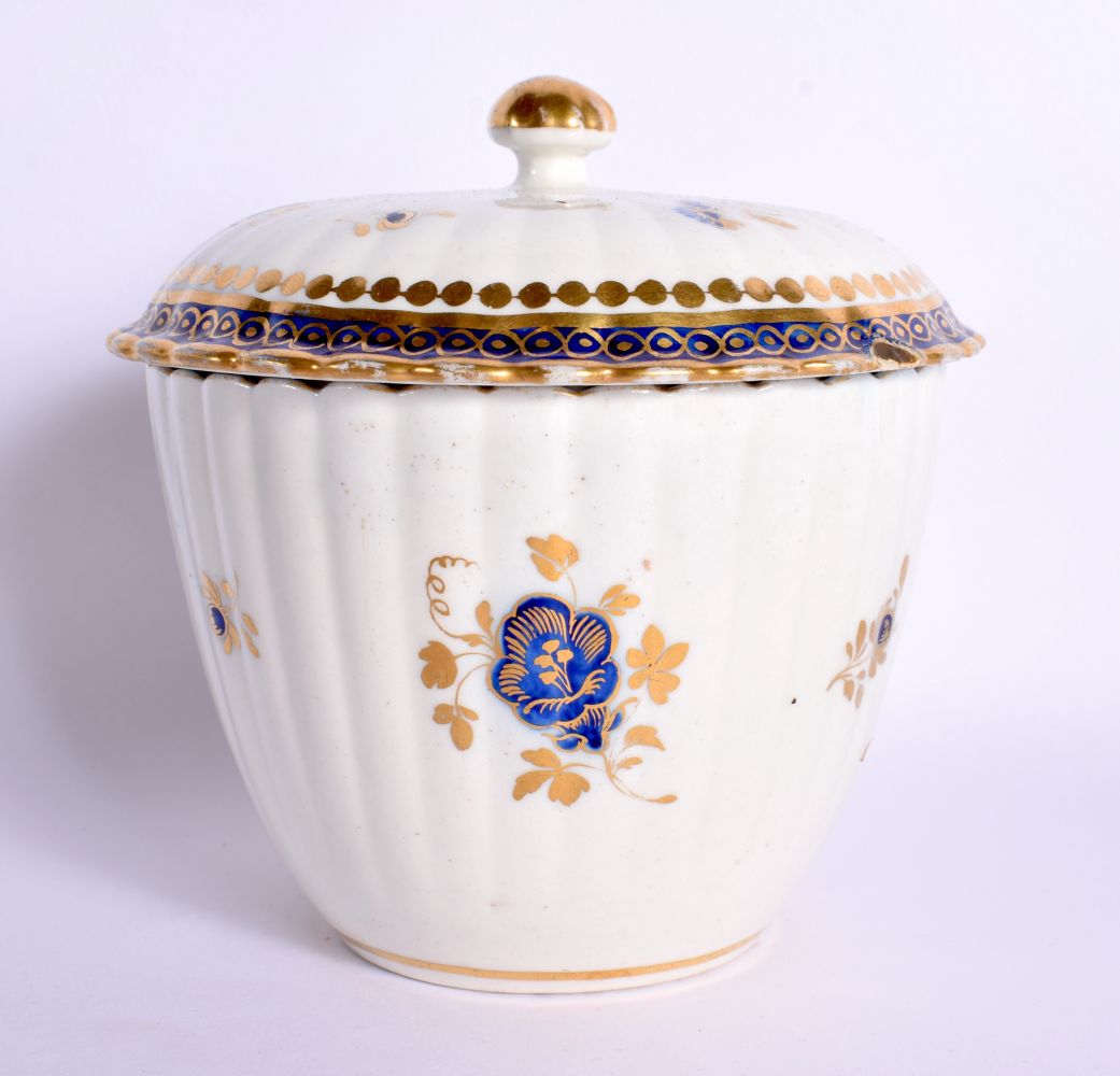 A ROYAL WORCESTER VASE by James Stinton, together with other teawares. (qty) - Bild 2 aus 13