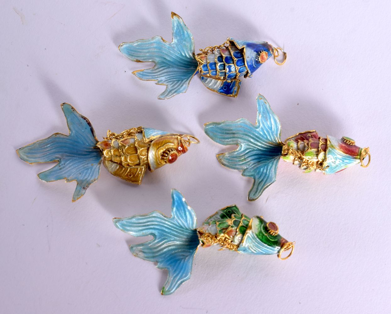 FOUR CHINESE CLOISONNE ENAMEL FISH 20th Century. (4) - Bild 3 aus 3