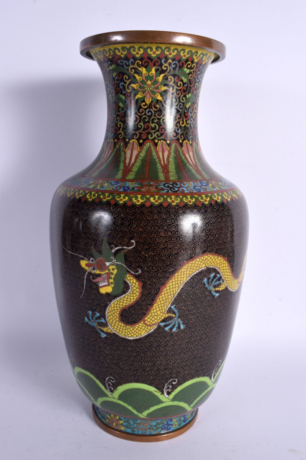 A LARGE LATE 19TH/20TH CENTURY CHINESE CLOISONNE ENAMEL DRAGON VASE decorated with foliage. 34 cm hi - Bild 2 aus 4