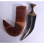 AN OMANI JAMBIYA DAGGER. 33 cm wide.