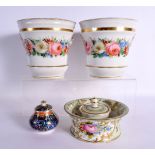 19th century pair of Paris porcelain flowers pot with Chinese figural heads, a chain of flowers and