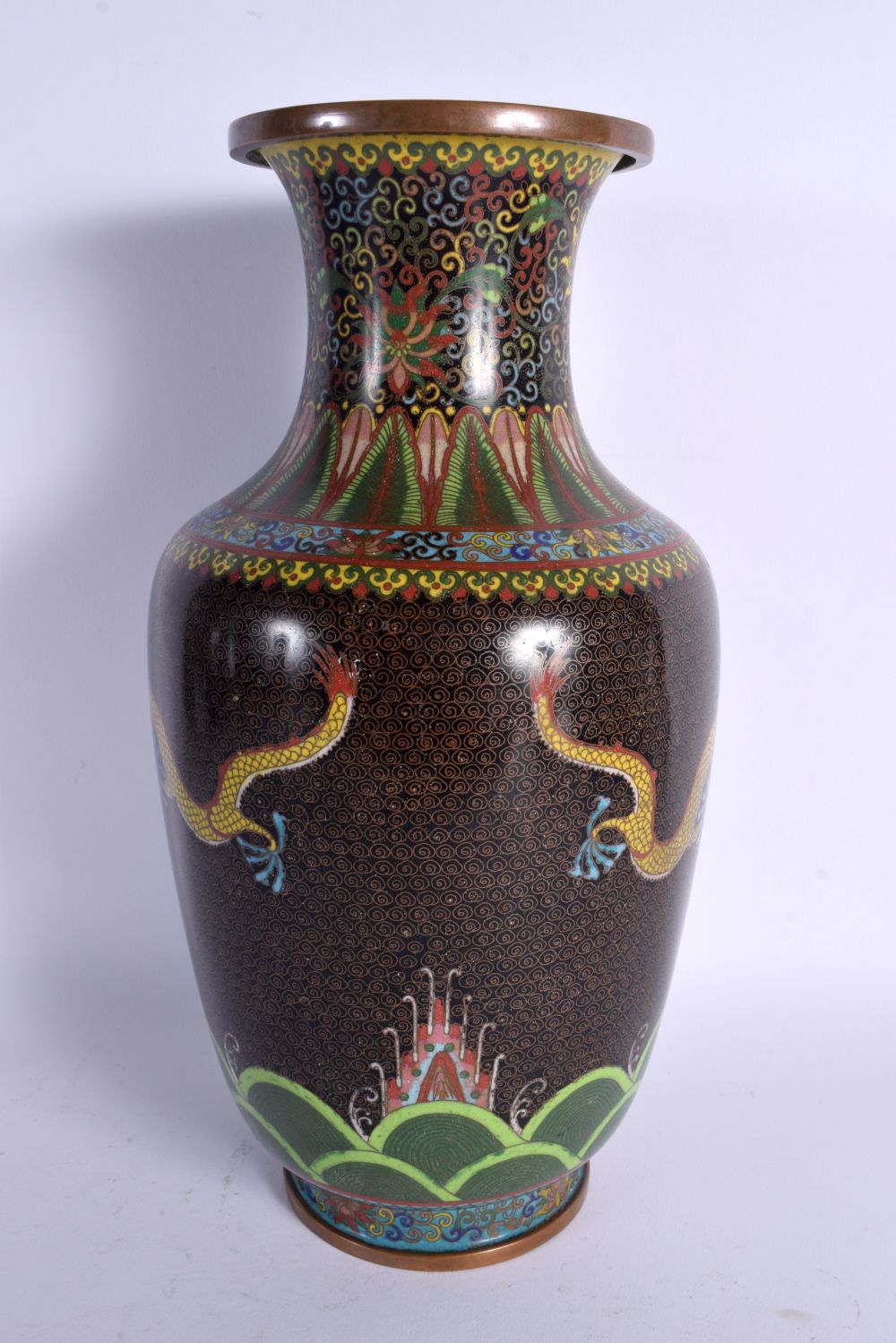 A LARGE LATE 19TH/20TH CENTURY CHINESE CLOISONNE ENAMEL DRAGON VASE decorated with foliage. 34 cm hi - Bild 3 aus 4