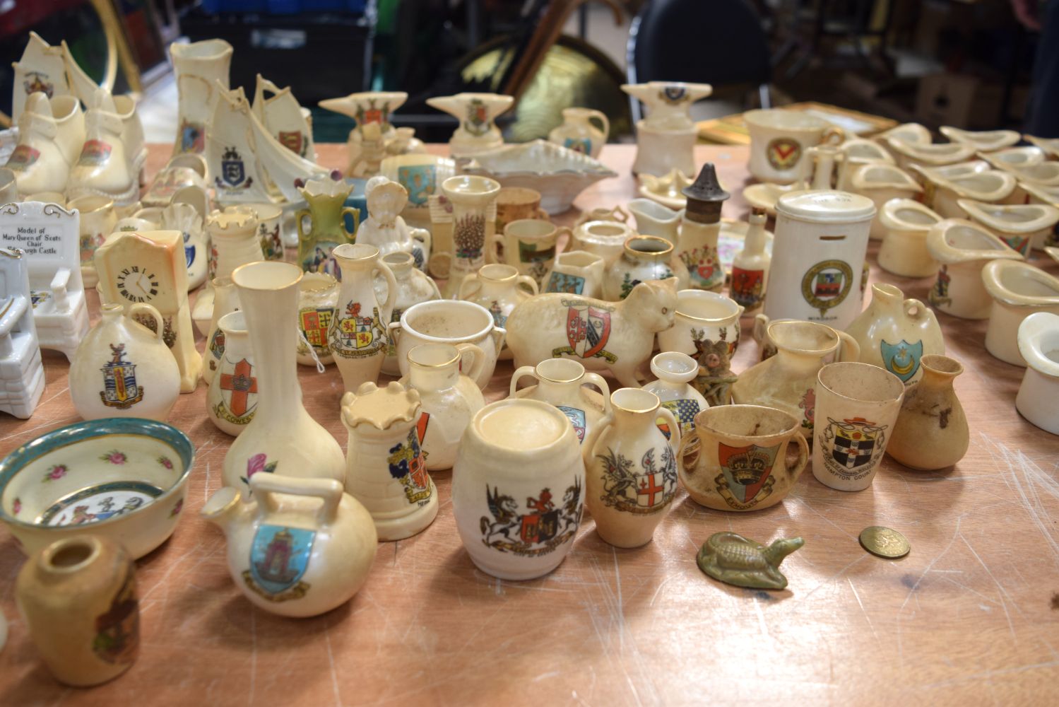 A huge collection of Heraldic ceramic items - Image 9 of 10