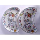 A PAIR OF ANTIQUE MASONS CRESCENT SHAPED DISHES. 22 cm x 15 cm.