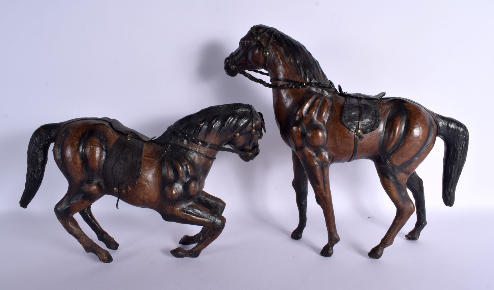 A PAIR OF VINTAGE LEATHER COUNTRY HOUSE HORSES. Largest 33 cm x 27 cm. - Bild 2 aus 6