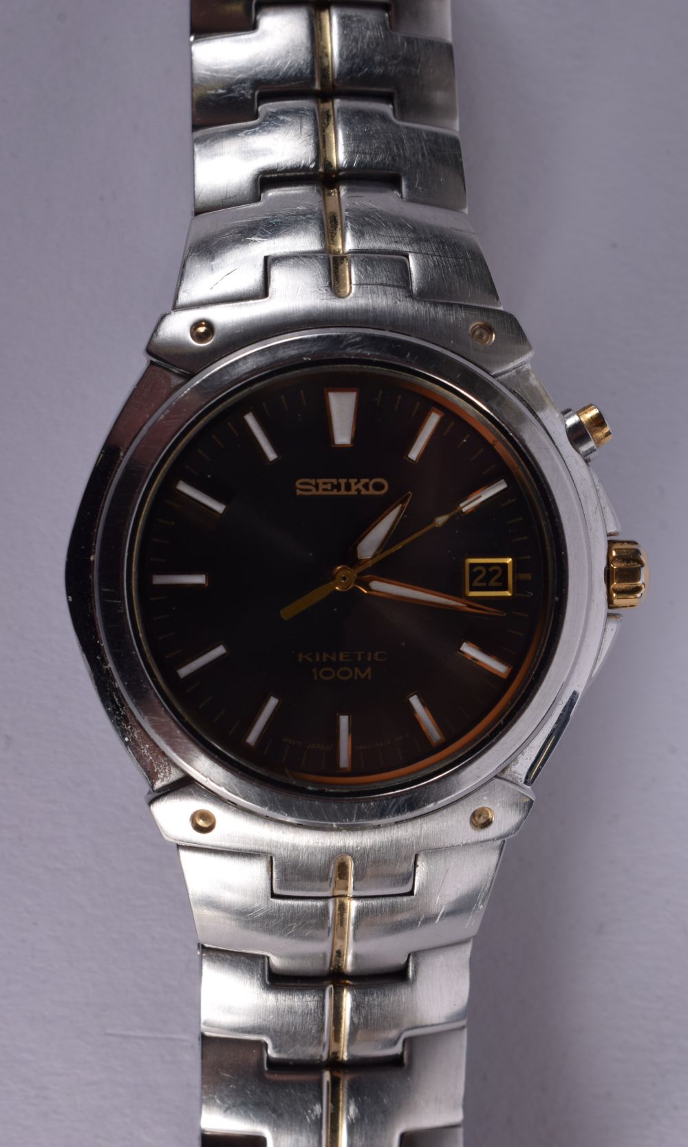 A BOXED MENS SEIKO KINETIC WATCH 5M62. Dial 4cm incl crown, with spare links.