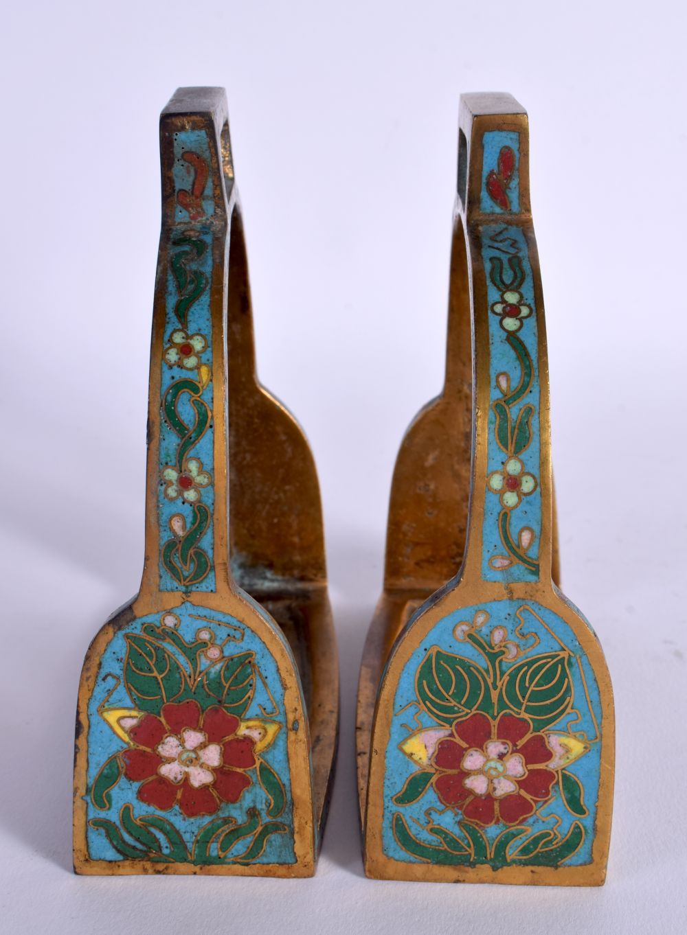 A RARE PAIR OF 19TH CENTURY CHINESE CLOISONNE ENAMEL BRONZE STIRRUPS Qing, decorated all over with f - Bild 3 aus 4