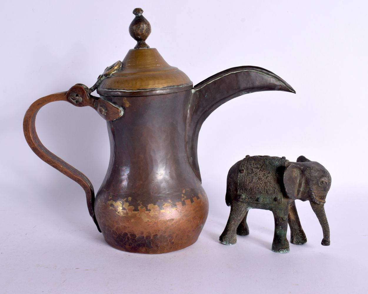 A MIDDLE EASTERN OMANI TYPE BRASS EWER together with an Indian bronze elephant. Largest 25 cm x 18 c - Bild 2 aus 3