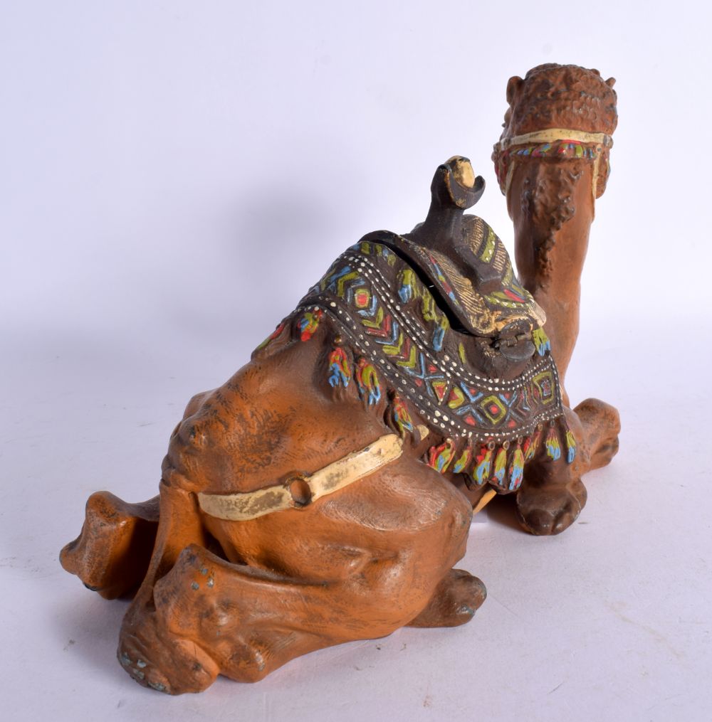 A COLD PAINTED SPELTER CAMEL INKWELL. 18 cm x 16 cm. - Bild 3 aus 5