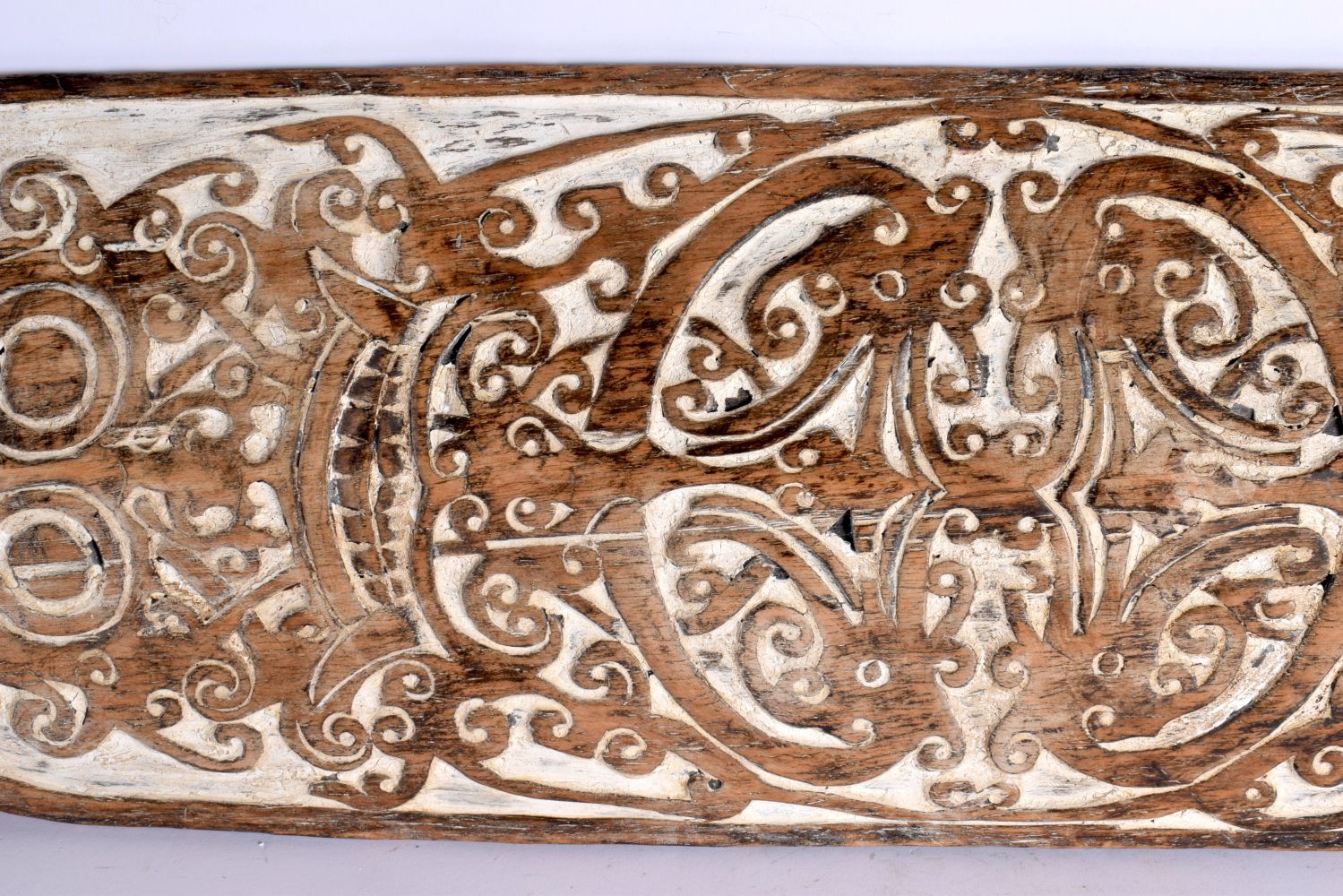 A LARGE VINTAGE TRIBAL CARVED WOOD SHIELD possibly Dayak. 130 cm x 24 cm. - Image 4 of 7