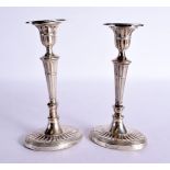 A PAIR OF EDWARDIAN NEO CLASSICAL SILVER CANDLESTICKS. London 1901. 401 grams overall. 17 cm x 9 cm.
