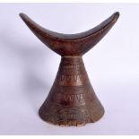 AN EARLY 20TH CENTURY AFRICAN TRIBAL CARVED WOOD HEAD REST with zig zag decoration. 17 cm x 12 cm.