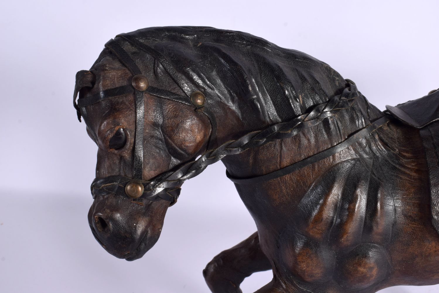 A PAIR OF VINTAGE LEATHER COUNTRY HOUSE HORSES. Largest 33 cm x 27 cm. - Bild 3 aus 6