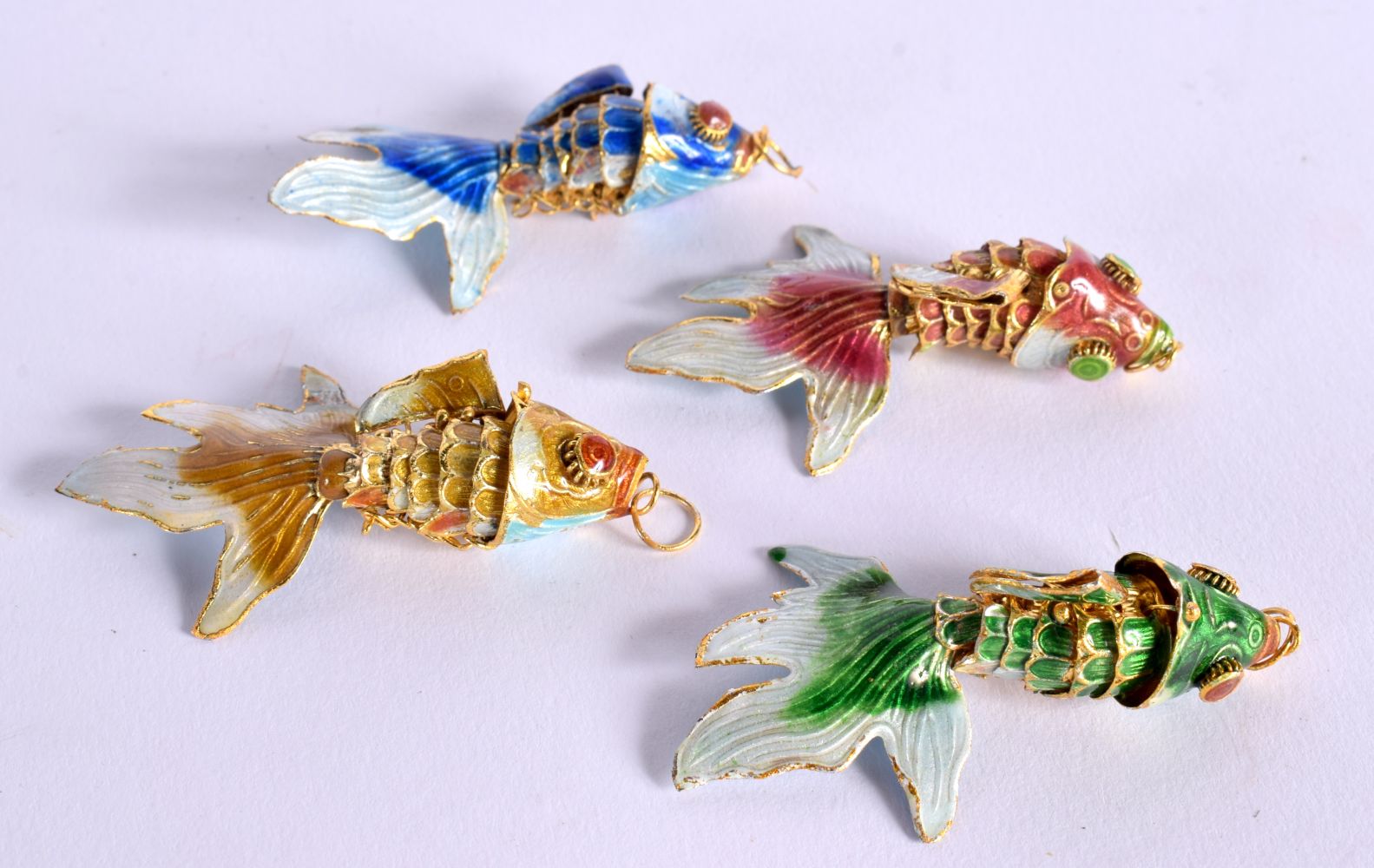 FOUR CHINESE CLOISONNE ENAMEL FISH 20th Century. (4) - Bild 2 aus 3