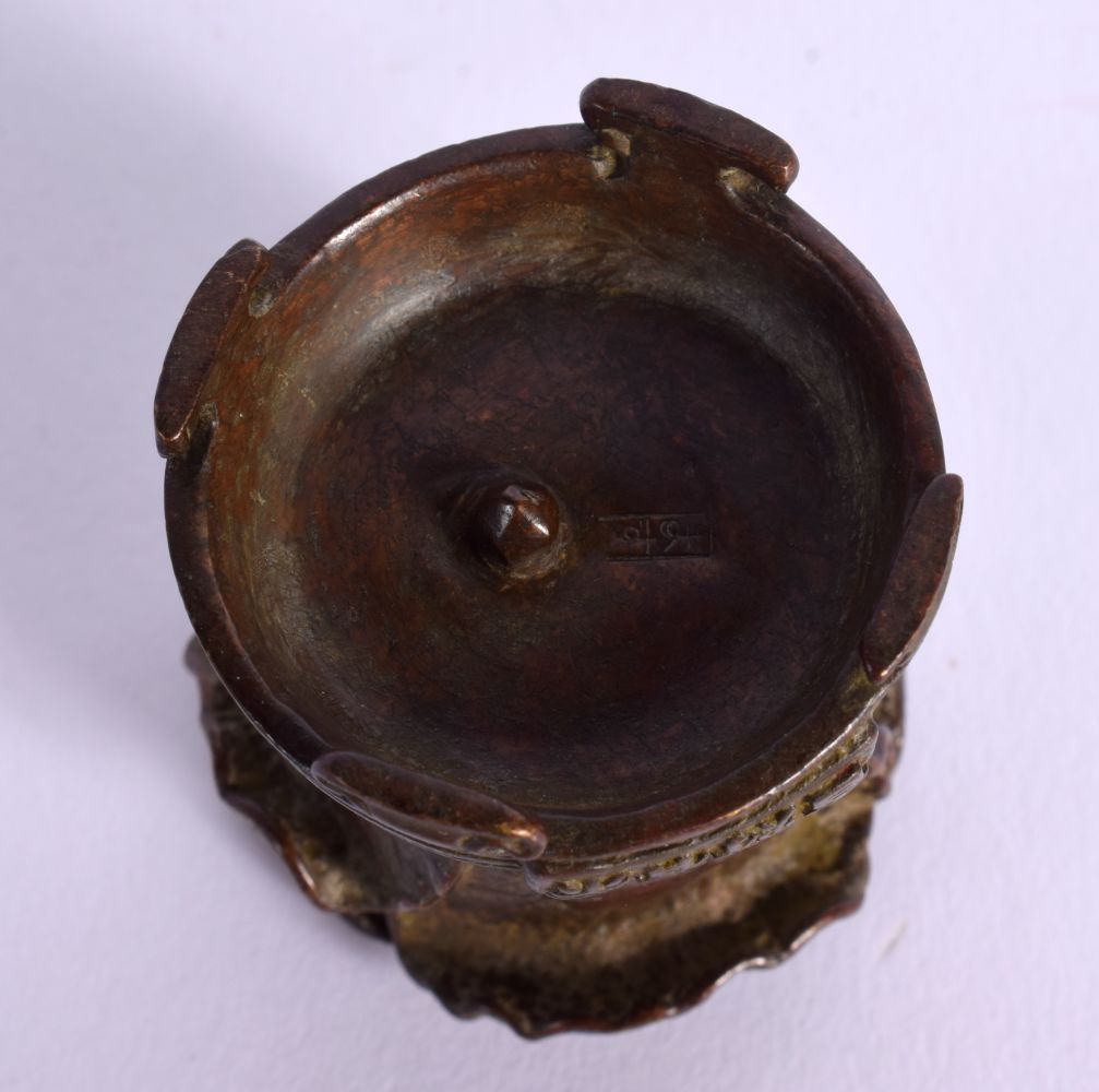 A JAPANESE BRONZE CENSER. 5 cm x 3.5 cm. - Bild 3 aus 3