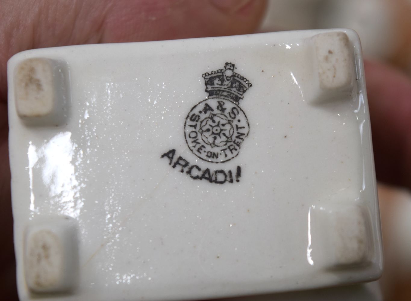 A collection of ceramic heraldic items (Qty) - Image 7 of 8