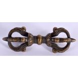 A 19TH CENTURY TIBETAN BRONZE BUDDHISTIC VAJRA. 8.5 cm long.